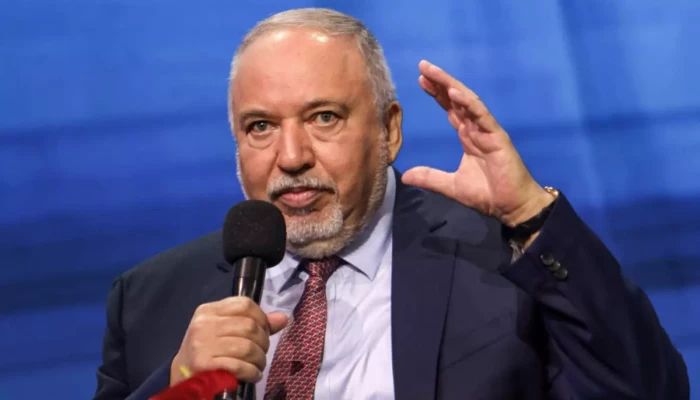 زعيم المعارضة الإسرائيلية: يجب استخدام "كل الوسائل" لتدمير البرنامج النووي الإيراني