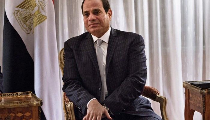 السيسي يطيح بالجميع خشية سخط المصريين لكن الأزمات تطارده ولا حل إلا بالتنحي