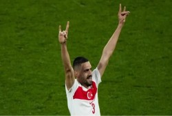 بعد إشارته السياسية.. "يويفا" تصدر عقوبة بحق مدافع تركيا