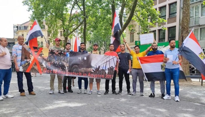 في الذكرى الـ11 للانقلاب.. الجالية المصرية بألمانيا تنظم وقفة منددة باستمرار الأزمات في مصر