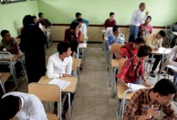 استمراراً للمنظومة التعليمية الفاشلة ........ تداول فيديو لمُعلمة تلقن الطلاب أجوبة امتحان مادة الكيمياء بالثانوية العامة