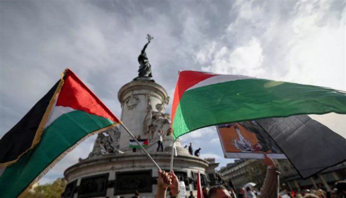 بالفيديو.. أعلام فلسطين تزين احتفالات اليساريين بالفوز بالانتخابات التشريعية الفرنسية
