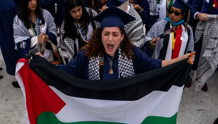 جامعة كولومبيا توقف ثلاثة موظفين عن العمل بسبب "معاداة السامية" في رسائل نصية خاصة