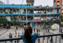 إصابة 15 فلسطينيا إثر غارة جوية إسرائيلية على مدرسة تابعة للأونروا في النصيرات بغزة