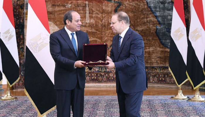فضيحة استقالة النائب العام السابق ونجله من القضاء واعتقال آخر بسبب قضايا فساد «مليون جنيه مهربة داخل سندوتشات شاورما»