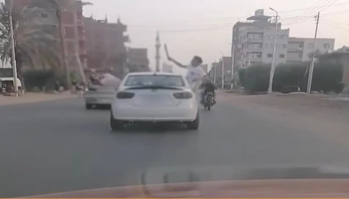 سيارة تتمايل واستعراض بالأسلحة.. فيديو يشغل مصر والسلطات تتدخل