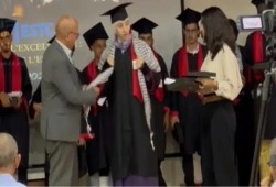 عميد جامعة مغربية يرفض تسليم جائزة لطالبة ترتدي الكوفية الفلسطينية