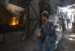 اتساع الموقف الرافض لقانون عمل جديد في مصر.. قضايا ملحة غائبة وظرف اقتصادي صعب