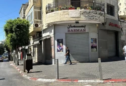 فلسطينيو الضفة الغربية ينظمون إضرابًا عامًا احتجاجًا على الغارة الإسرائيلية القاتلة على قطاع غزة