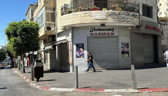 فلسطينيو الضفة الغربية ينظمون إضرابًا عامًا احتجاجًا على الغارة الإسرائيلية القاتلة على قطاع غزة