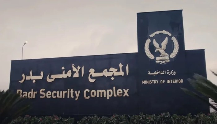 زوجة الباحث المصري أيمن عبد الرحيم تتحدث عن وضعه داخل "سجن بدر"