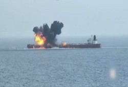 “الحوثي” تنشر فيديو لاستهداف سفينة نفطية في طريقها لموانئ الاحتلال