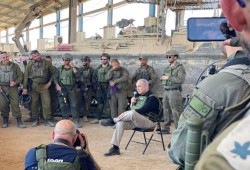 "رجل علي رجل" يتصدر (اكس) بعد جولة لنتنياهو بمحور فلادلفيا