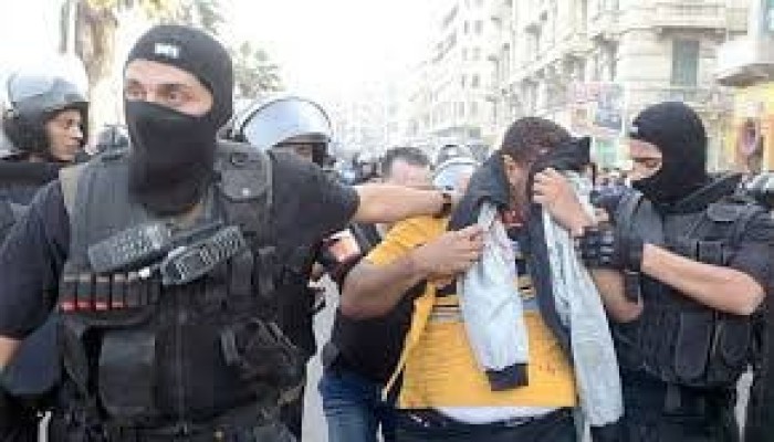 مصر: اعتقال أكثر من 100 شخص تعسفيًا بسبب دعوات للمشاركة في احتجاجات مناهضة للحكومة
