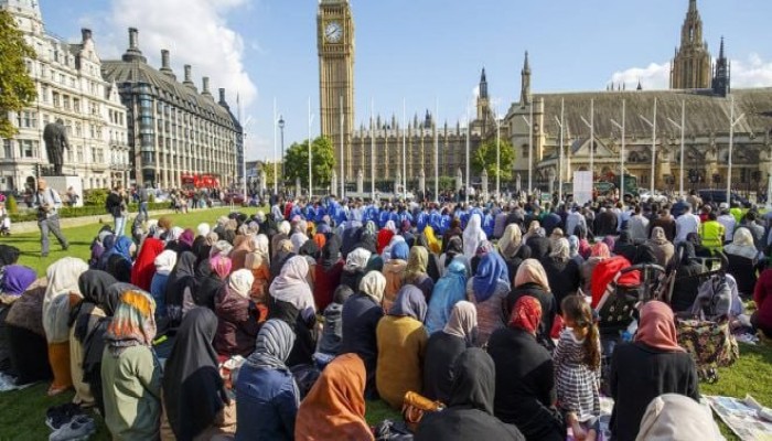 هل يغير مسلمو بريطانيا السياسة الخارجية بعد فوزهم بـ 25 مقعدا في البرلمان؟