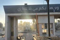 صحيفة بريطانية: إسرائيل تغير الواقع في معبر رفح وتحضر لبقاء دائم هناك