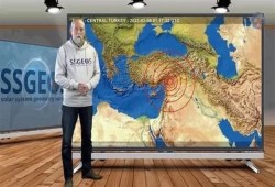 عالم الزلازل الهولندي يحذر من تسونامي بحوض البحر المتوسط