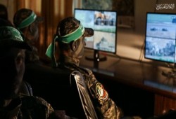 هآرتس: حماس تملك قاعدة بيانات خطيرة لآلاف الجنود الإسرائيليين وعائلاتهم