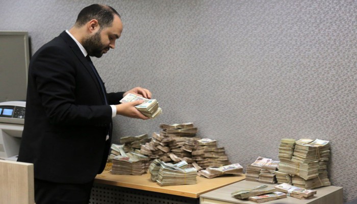 ارتفاع الدولار في مصر... وعودة السوق السوداء