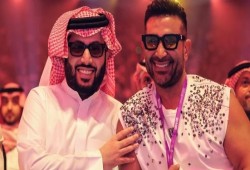 الدولار .. ناشطون يسخرون من تزلف مطرب "سعودي عيونه خضرا" لشوال الرز!