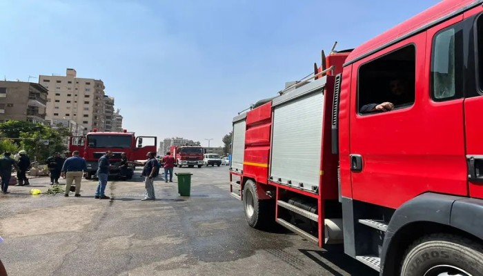 المبنى دمر بالكامل.. حريق ضخم بمخزن ملابس بالموسكي وسط القاهرة