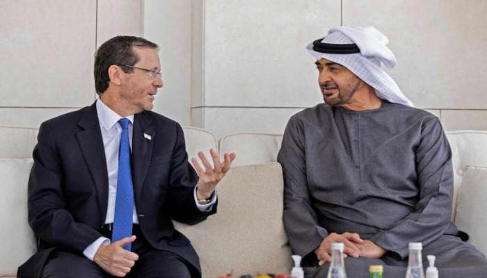 رغم فشله في الإشراف على المساعدات .. تل أبيب وصهاينة عرب يفكرون بمحمد دحلان قائدا أمنيا في غزة