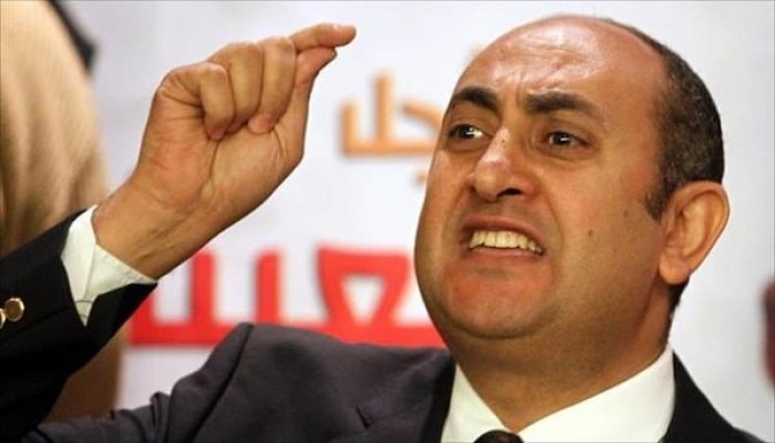 خالد علي: قوة أمنية داهمت دار المرايا وحرزت عشرات الكتب وقبضت على طالب جامعي