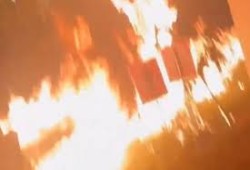 رجل يشعل النار في مخيم مؤيد لفلسطين