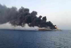 البحرية البريطانية: اندلاع حريق في سفينة بعد إصابتها بمقذوف ناري قرب اليمن