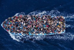 بينهم مصريون.. غرق قارب هجرة يحمل أكثر من 30 شخصا قرابة سواحل إيطاليا