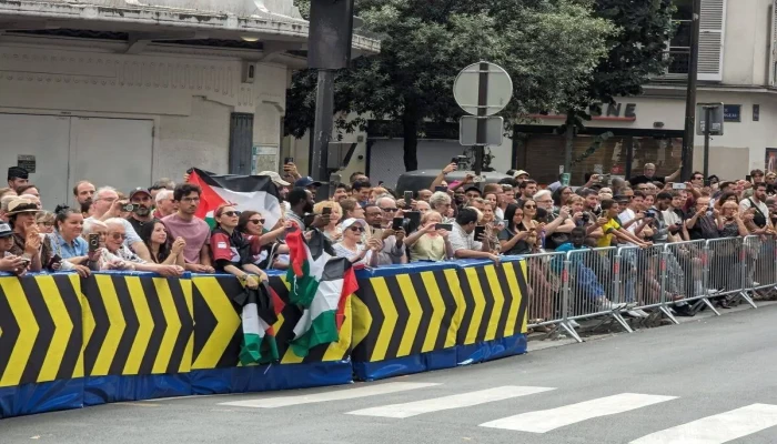 متظاهرون في باريس يتضامنون مع فلسطين خلال مسابقة الدراجات الأولمبية