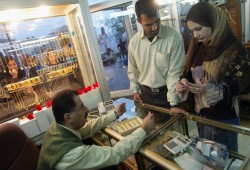 دولار الصاغة يقفز إلى 50 جنيهًا.. ويدفع أسعار الذهب للصعود مجددًا