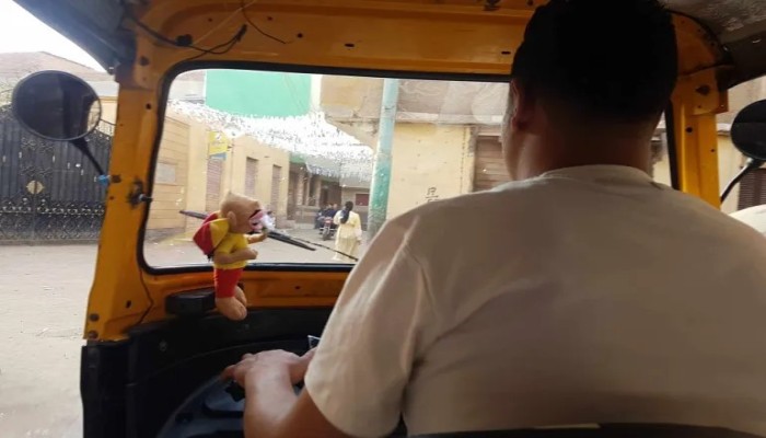 "عايزين نعيش".. كيف أصبحت العقارات والنجارة والتوك توك أهم من الطب والهندسة في مصر؟