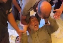 وداع حزين.. أب ينهار أثناء تشييع جثماني ولديه الاثنين بعد القصف الإسرائيلي في خان يونس (فيديو)