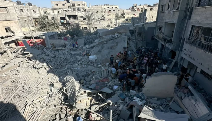 انتشال طفل من تحت الأنقاض في غزة بعد غارة إسرائيلية