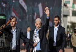 “استغل سجنه ليفهمنا”، و”نجح في خداعنا”، و”سيصمد حتى الرصاصة الأخيرة”.. ماذا قال المسؤولون الإسرائيليون عن شخصية السنوار؟