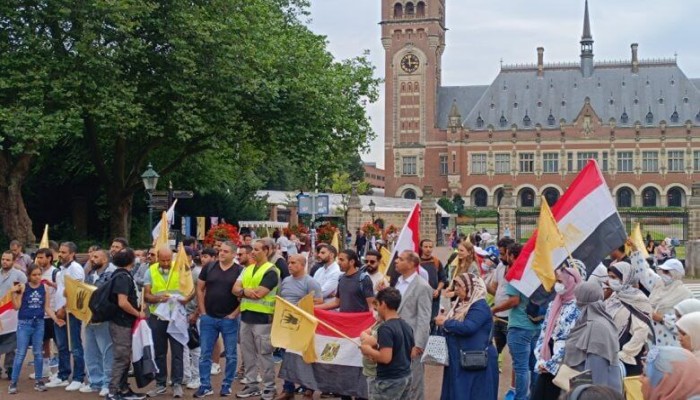مصريون يتظاهرون أمام محكمة العدل الدولية للمطالبة بالعدالة لضحايا رابعة