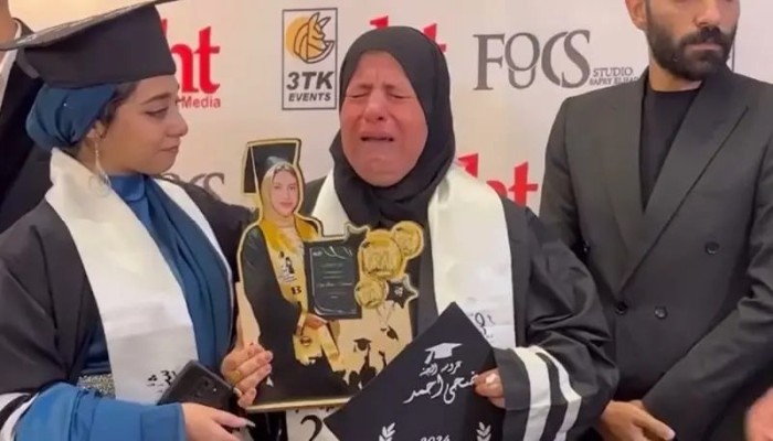 انهارت باكية.. أم تتسلم شهادة تخرج ابنتها المتوفاة في مصر