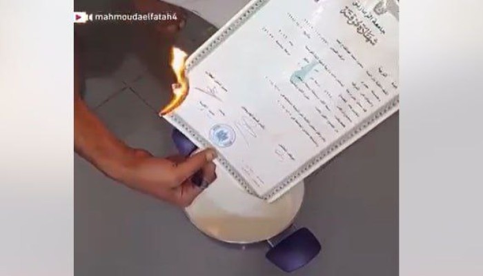 بالفيديو.. مدرس يحرق شهادته الجامعية غضبا من “هيكلة الثانوية”