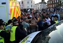 لوموند: استهداف المسلمين في بريطانيا يكشف عودة مقلقة لليمين المتطرف