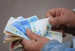 تقرير: إسرائيل تحتجز 1.8 مليار دولار من عائدات الضرائب الفلسطينية