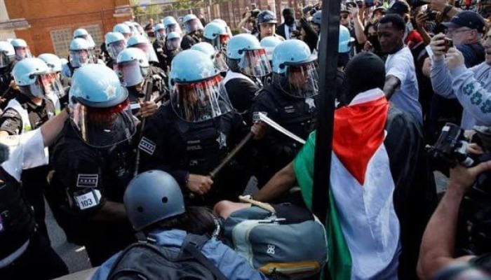 متظاهرون داعمون لغزة يقتحمون السياج الحديدي للمؤتمر الوطني للحزب الديمقراطي بولاية شيكاغو