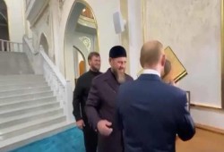 بالفيديو.. بوتين يقبل نسخة من القرآن الكريم ويستمع لسورة الأنفال