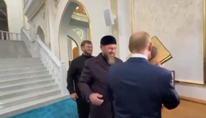 بالفيديو.. بوتين يقبل نسخة من القرآن الكريم ويستمع لسورة الأنفال