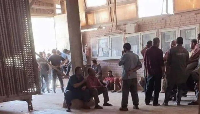 إيقاف عن العمل وتوقيع على إقرارات.. إدارة مصنع سيراميكا فينيسيا تنكل بالعمال المضربين