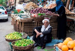 التضخم ينخفض رسمياً في مصر... والواقع غلاء لا يتوقف