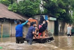 من ثورة الى فيضان ....... الفيضانات تفاقم معاناة الناس فى بنجلادش