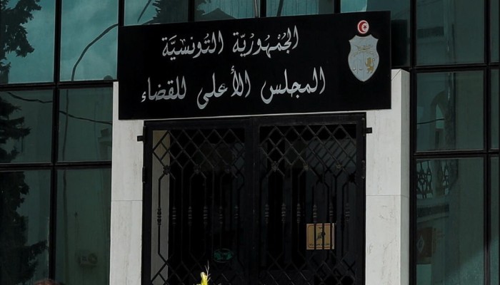 “رايتس ووتش” تدعو تونس لوقف الملاحقات القضائية المسيسة