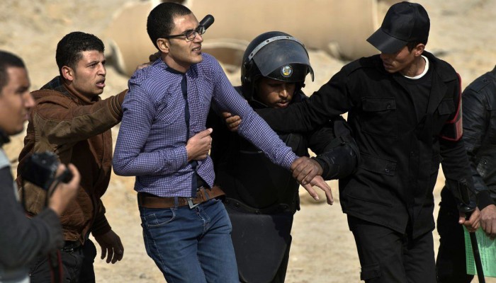 حبس 11 مصرياً كانوا مختفين قسرياً وتجديد حبس الصحافي مدحت رمضان