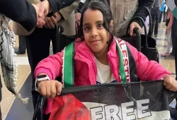 طفلة فلسطينية مصابة تصل إلى جنوب أفريقيا لتلقي العلاج